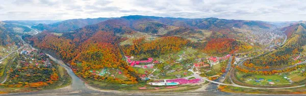 位于喀尔巴阡山脉的旅游胜地亚雷姆什 全景360度 古建筑和现代旅馆 沥青和铁路 针叶林和山毛榉林 — 图库照片