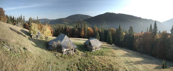 Domy Pastýřů Dřevěné Staré Karpat Ukrajina Podzimní Buk Jehličnatý Les — Stock fotografie