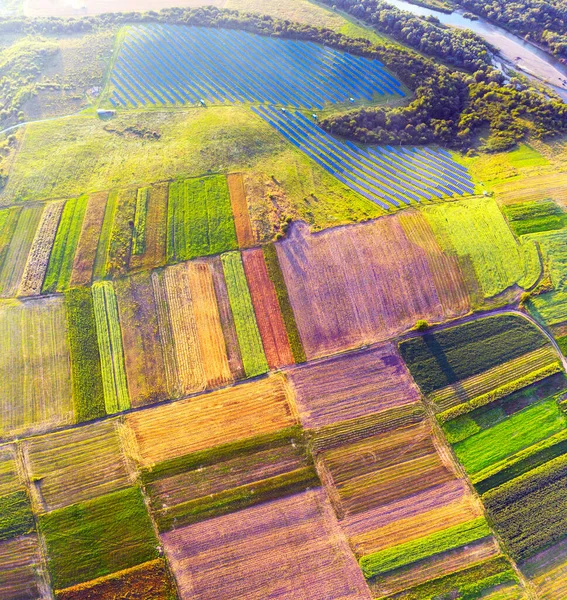 在靠近乌克兰德涅斯特河的Galich市和Krilos村的田里飞行 自然和人造装饰品的艺术风格 农场之间的太阳能电池板 — 图库照片