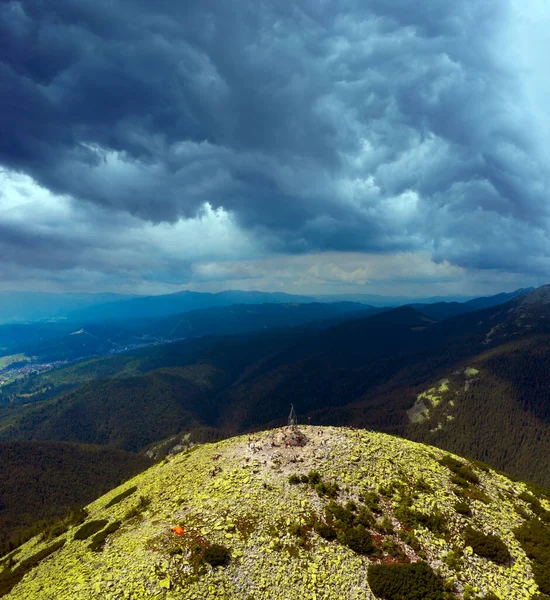 Drone Let Přes Vrchol Mount Khomyak Křeček Gorgan Karpat Ukrajina — Stock fotografie