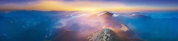 霍梅克山上的日出和日落是特别风景如画的 明亮的天空和风景如画的岩石 柔和的雾 照片来自直升机 — 图库照片