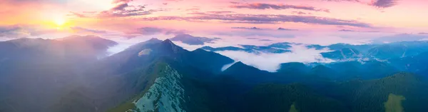 Soluppgångar Och Solnedgångar Mount Khomyak Särskilt Pittoreska Ljusa Färger Himlen — Stockfoto