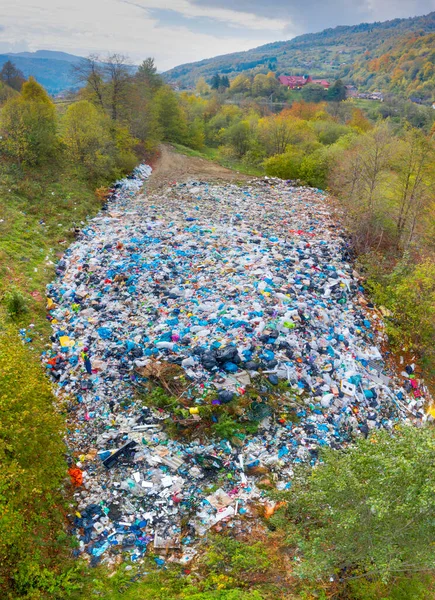 ウクライナの美しい秋の森の中でティサ川の近くのトランスカルパティアのKvasyの村から家庭廃棄物のゴミビン 鳥の目から見た空中写真ドローンのコッパー写真 — ストック写真