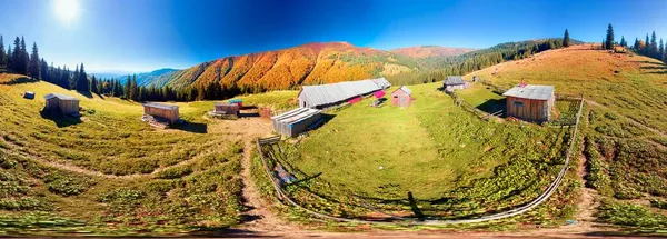 黑山山脊 罗涅斯卡山谷是一座基督教修道院 一座庙宇 秋天山毛榉和针叶林之间的牧羊人住宅 被无人驾驶飞机射中 — 图库照片