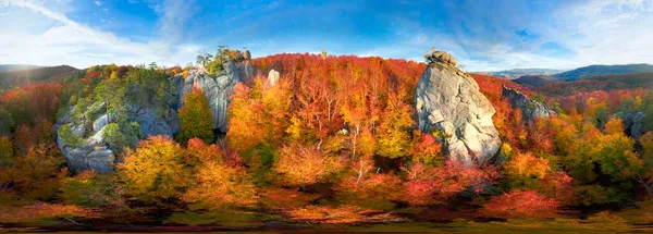 空中的无人驾驶飞机模仿美丽的秋天山毛榉林和乌克兰巴布尼什喀尔巴阡山脉的古老岩石 一座基督教修道院的异教徒庙宇洞穴 是旅游胜地 360幅全景 — 图库照片