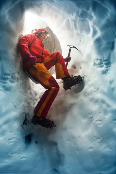 Alpinista Terno Tempestade Colorido Brilhante Com Uma Lanterna Sobe Uma — Fotografia de Stock