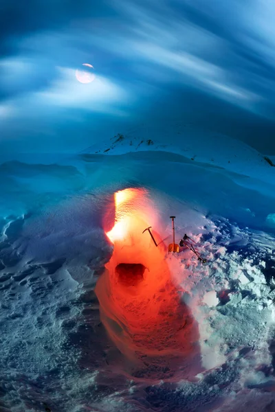 Snow Cave Built Mountaineer Climbing Mountains Survival Extreme Weather Night — Stock Photo, Image