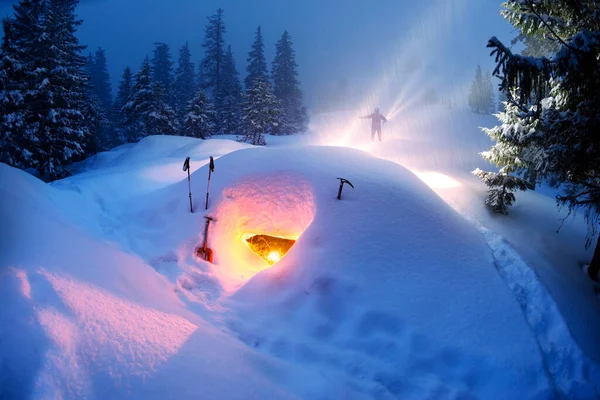 Снежная Пещера Построена Альпинистом Выживания Экстремальных Погодных Условиях Ночь Художественное — стоковое фото