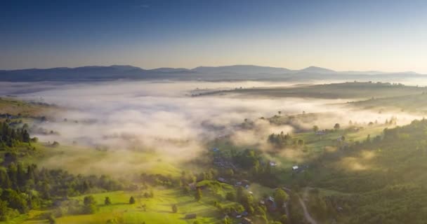 Vuelo Drones Sobre Montañas Brumosas Mañana Amanecer Video Filmación Acelerada — Vídeos de Stock