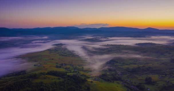 Drone Vlucht Mistige Bergen Ochtend Bij Zonsopgang Video Van Versnelde — Stockvideo