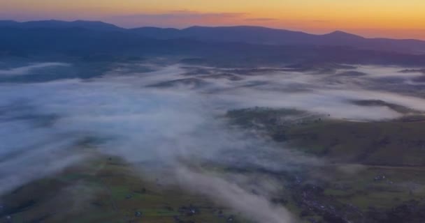 Let Dronem Nad Zamlženými Horami Úsvitu Video Zrychleného Natáčení Časových — Stock video