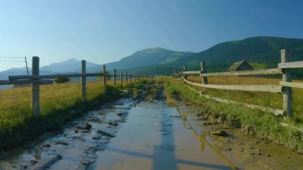 一架无人驾驶飞机飞越一条完全破碎的土路的录像 这条土路在乌克兰喀尔巴阡山脉通往乌克兰外喀尔巴阡山脉Yasinya村的Petros和Hoverla高峰 — 图库视频影像