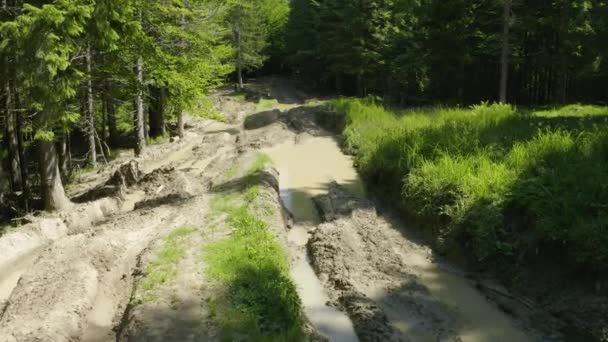 Video Van Een Drone Die Een Volledig Gebroken Onverharde Weg — Stockvideo