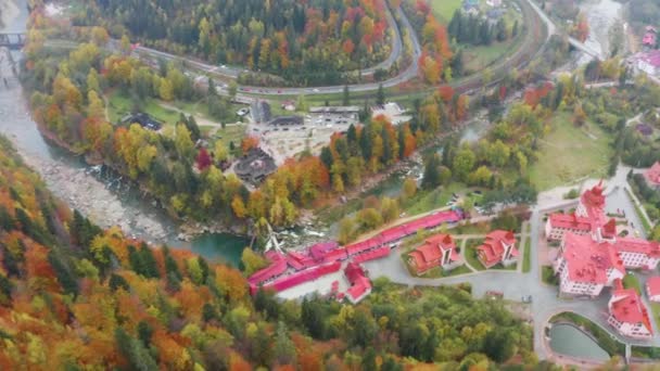 Kristent Tempel Karpaterne Ukraine Efterårsbøg Nåleskov Smukt Bjerglandskab Luftfoto Drone – Stock-video