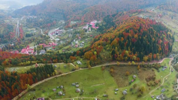Christelijke Tempel Karpaten Oekraïne Herfst Beuken Naaldbos Prachtig Berglandschap Luchtfoto — Stockvideo