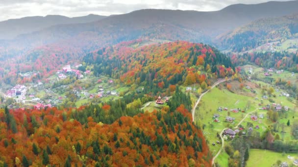 喀尔巴阡山的基督教圣殿 乌克兰 秋天山毛榉和针叶林 美丽的山景 Aerial View Drone Copter Aerial Video — 图库视频影像