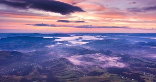 Vídeo Voo Drones Sobre Montanhas Enevoadas Pela Manhã Nascer Sol — Vídeo de Stock