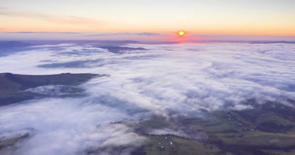 Video Vuelo Drones Sobre Montañas Brumosas Mañana Amanecer Video Filmación — Vídeos de Stock