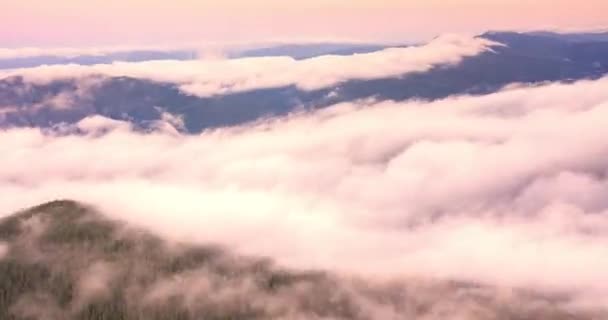 Drohnenflugvideo Über Nebligen Bergen Morgen Bei Sonnenaufgang Video Von Beschleunigten — Stockvideo