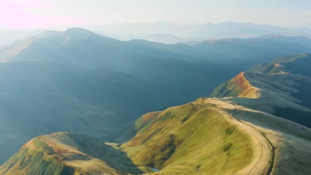 우크라 이나의 카르파티아 산맥에서는 안개가 골짜기에 코퍼가 비디오를 스산에서 보로제 — 비디오