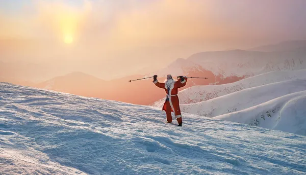 Weihnachtsmann Roten Anzug Mit Einem Sack Voller Geschenke Beim Sonnenaufgang — Stockfoto