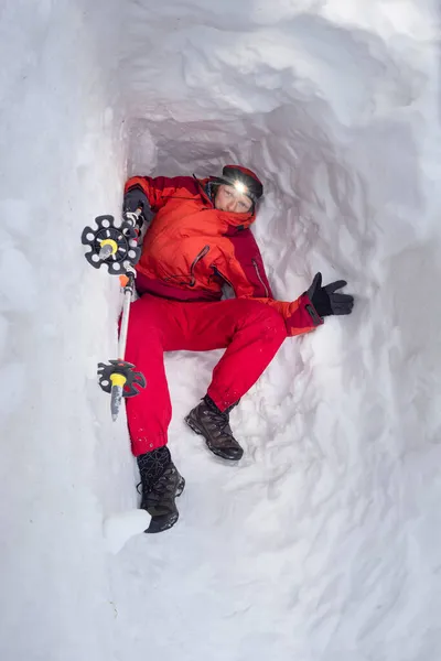 登山者は一時的な雪の洞窟に住んでいる 山の中の氷の避難所 居心地の良い部屋は雪の嵐から保護し 登山者はトップに成功した上昇のためにそれを残します — ストック写真