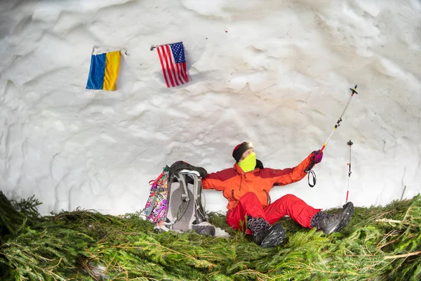 Dağcı Bir Kar Mağarasında Yaşıyor Dağlardaki Bir Buz Sığınağında Sıcak — Stok fotoğraf