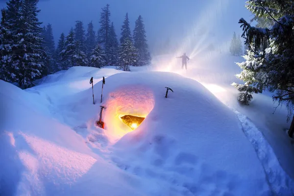 Sneeuwgrot Gebouwd Door Een Bergbeklimmer Die Bergen Beklimt Overleven Bij — Stockfoto