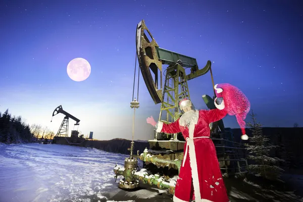 Père Noël Apporté Sac Cadeaux Sous Une Pompe Huile Dans — Photo