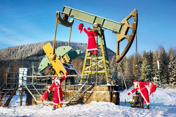 Święty Mikołaj Przyniósł Torbę Prezentów Pod Pompą Olejową Zimowych Górach — Zdjęcie stockowe