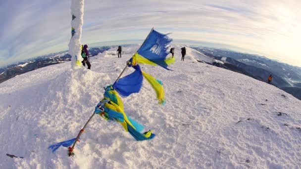 ウクライナ ヴォロフタ 2017年1月1日 ウクライナの最盛期には Goverlaはロマンチックなウクライナの国のキャンプ登山者に立っています 雪嵐に埋もれた極端なテントは悪天候や霜の風に耐えます Chernogora — ストック動画