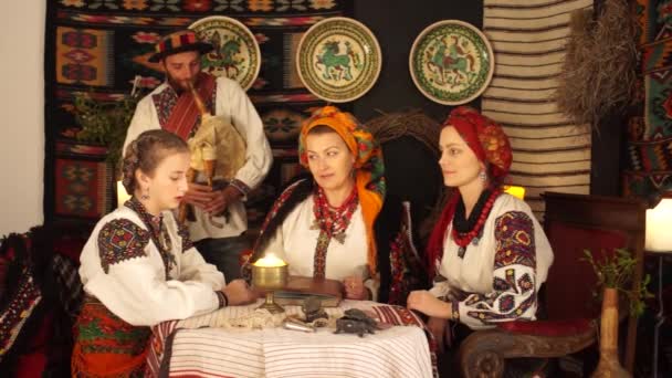 Украинцы Гуцулы Карпатах Традиционных Старинных Костюмах Украшают Которые Ста Лет — стоковое видео