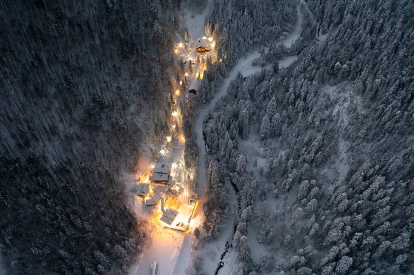 Karpatlar Daki Kayak Kulübeleri Noel Gecesi Yılbaşından Önce Havadan Filme — Stok fotoğraf
