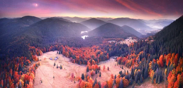 Słynne Jezioro Synevyr Atrakcja Turystyczna Karpatach Ukrainie Jesienny Las Bukowy — Zdjęcie stockowe