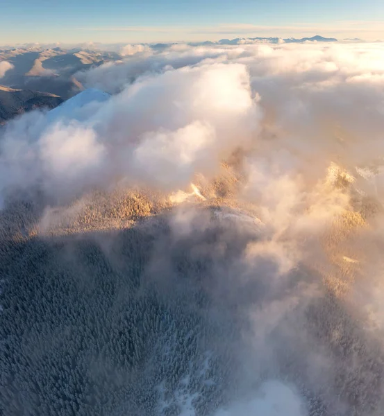 Mount Khomyak Synyak Carpathians Sun Rays Sunrise Sunset Illuminate Landscape — Stock Photo, Image