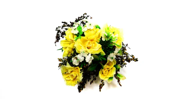 Beyaz arka planda vazoda güzel sarı çiçekler.