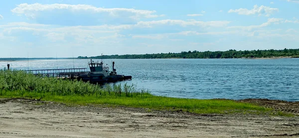 Kuzeydeki Pechora Nehri 'nin kıyısında bir feribot.