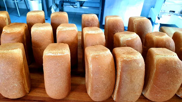 Tahta bir masada beyaz ekmek somunları