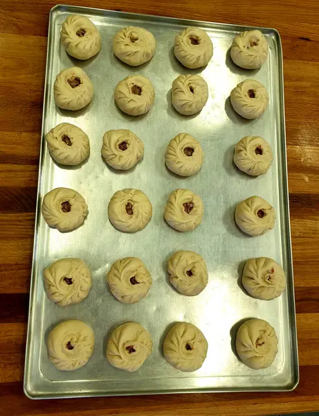 Fırında pişirmeden önce çörekler.