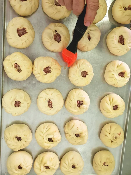 Maya hamurundan etli börek yapmak.