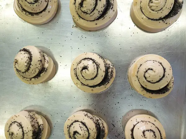 Pişirmeden önce haşhaş tohumlu çörekler.