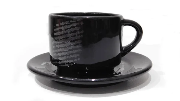 Kahve fincanı ve çay tabağı beyaz arka planda.