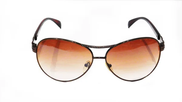 Beyaz arkaplanda güneş gözlüğü