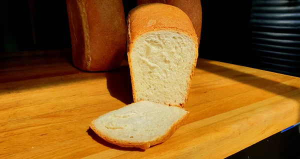香喷喷的黑麦面包 用砖头做的美味黑麦面包 用自己的手做面包 用自己的手做面包 用自己的手做面包 — 图库照片