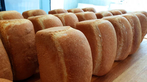 aromatik lezzetli çavdar ekmeği ve tuğladan yapılmış lezzetli çavdar ekmeği. Tuğlalarla kendi ellerinle ekmek yapıyorsun. Masalara kendi ellerinle ekmek yapıyorsun.