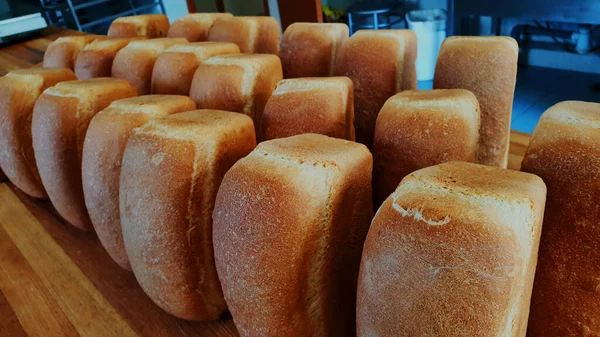 aromatik lezzetli çavdar ekmeği ve tuğladan yapılmış lezzetli çavdar ekmeği. Tuğlalarla kendi ellerinle ekmek yapıyorsun. Masalara kendi ellerinle ekmek yapıyorsun.