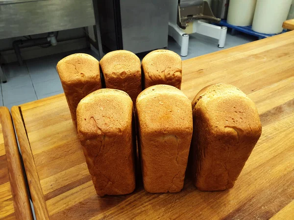 aromatik lezzetli çavdar ekmeği ve tuğladan yapılmış lezzetli çavdar ekmeği. Tuğlalarla kendi ellerinle ekmek yapıyorsun. Masalara kendi ellerinle ekmek yapıyorsun.