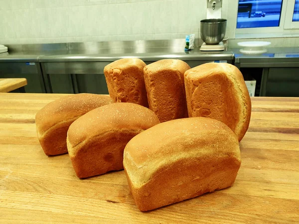 aromatik lezzetli çavdar ekmeği ve tuğladan yapılmış lezzetli çavdar ekmeği. Tuğlalarla kendi ellerinle ekmek yapıyorsun. Masalara kendi ellerinle ekmek yapıyorsun.