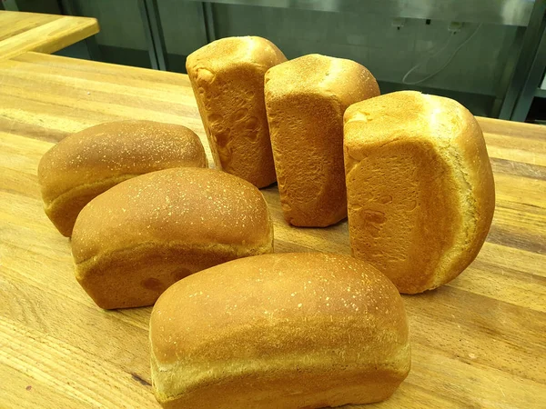 aromatik lezzetli çavdar ekmeği ve tuğladan yapılmış lezzetli çavdar ekmeği. Tuğlalarla kendi ellerinle ekmek yapıyorsun. Masalara kendi ellerinle ekmek yapıyorsun.