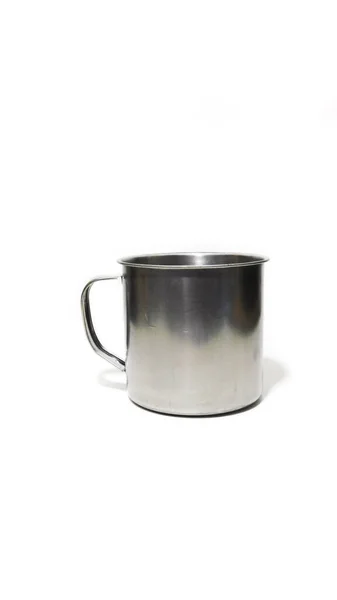 Beyaz arka planda izole edilmiş çelik içecek bardağı.